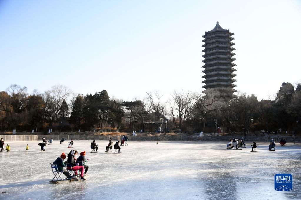 华美平台注册：北京：冰上运动迎新年
